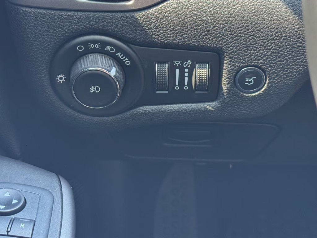 2020 Bright White Clearcoat Jeep Cherokee Latitude Plus 4X4 SUV