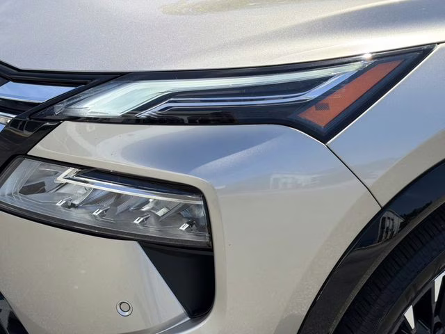 2025 Champagne Silver Metallic/Super Black Nissan Rogue Platinum FWD SUV