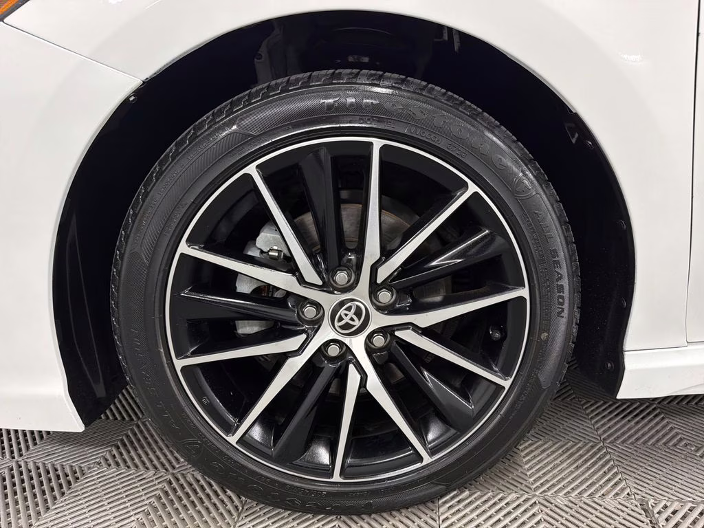 2021 Super White Toyota Camry SE FWD Sedan