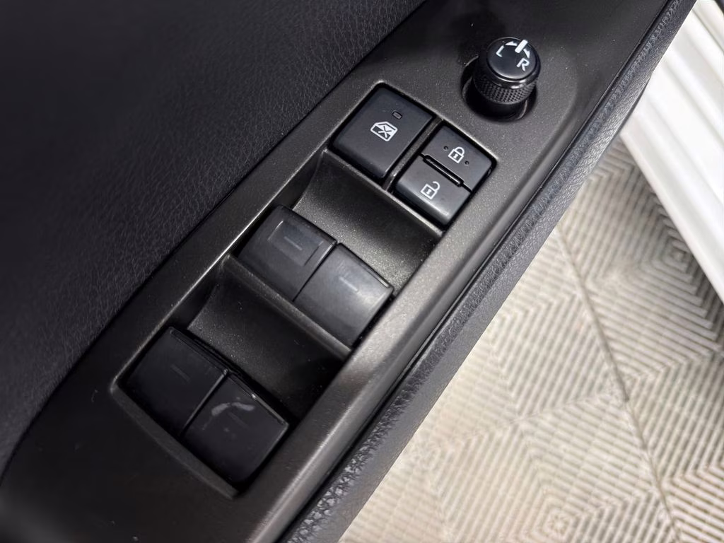 2021 Super White Toyota Camry SE FWD Sedan