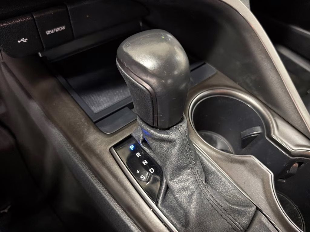 2021 Super White Toyota Camry SE FWD Sedan