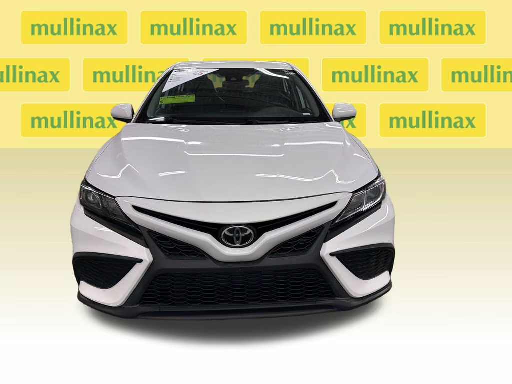 2021 Super White Toyota Camry SE FWD Sedan