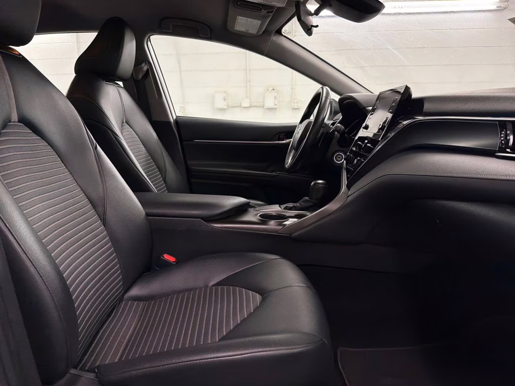 2021 Super White Toyota Camry SE FWD Sedan