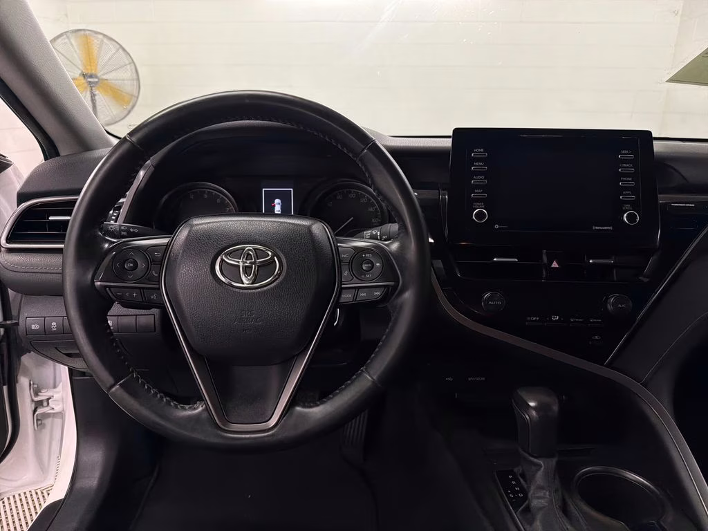 2021 Super White Toyota Camry SE FWD Sedan