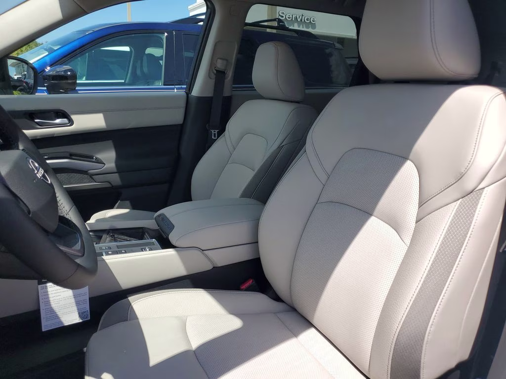 2026 Everest White Pearl Tricoat Nissan Pathfinder SL FWD SUV