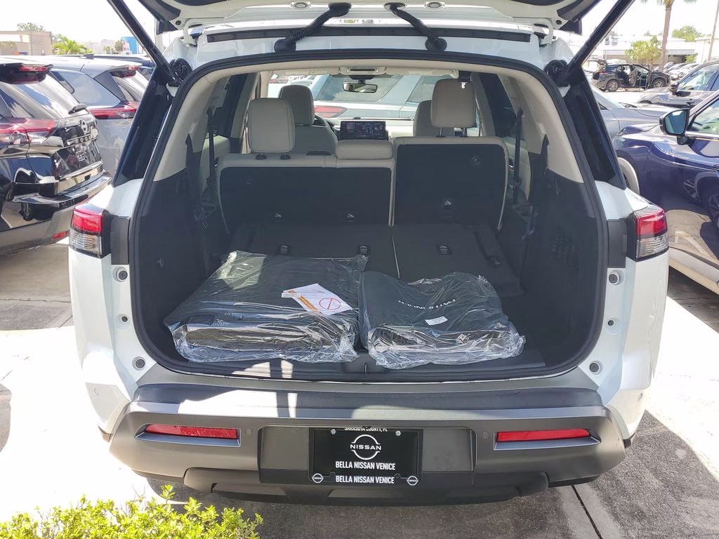2026 Everest White Pearl Tricoat Nissan Pathfinder SL FWD SUV