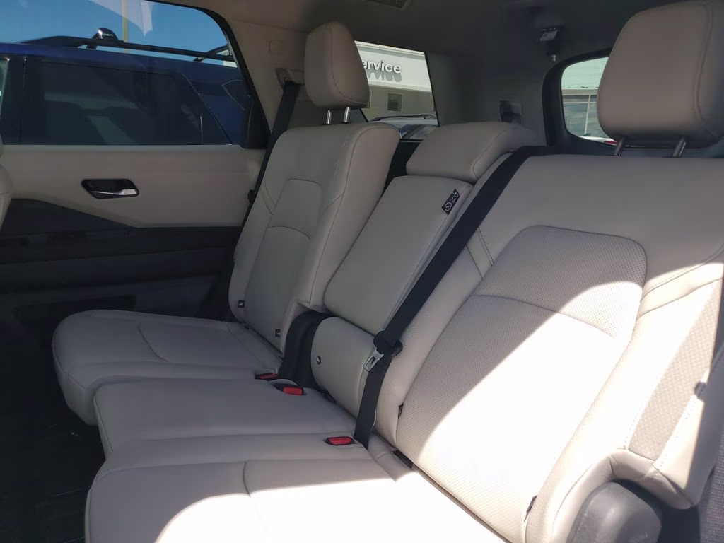 2026 Everest White Pearl Tricoat Nissan Pathfinder SL FWD SUV