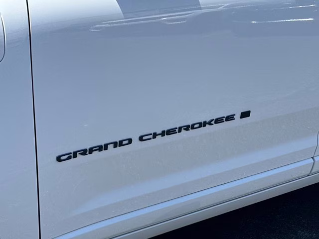 2023 Bright White Clearcoat Jeep Grand Cherokee 4xe Summit 4X4 SUV