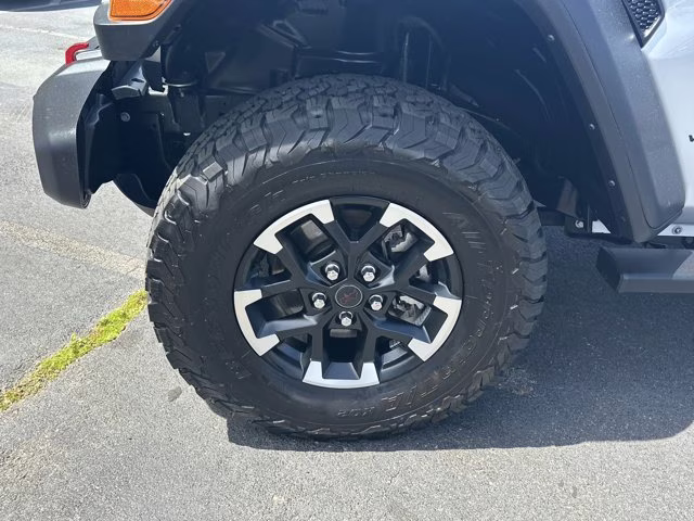 2024 Silver Zynith Clearcoat Jeep Wrangler Rubicon 4X4 Convertible