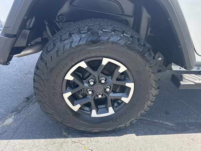 2024 Silver Zynith Clearcoat Jeep Wrangler Rubicon 4X4 Convertible