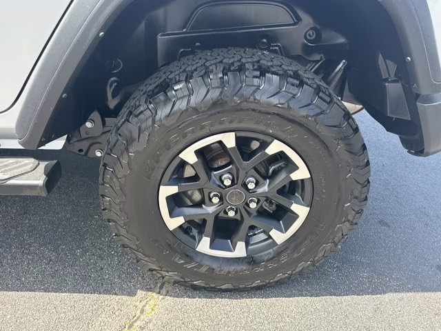 2024 Silver Zynith Clearcoat Jeep Wrangler Rubicon 4X4 Convertible