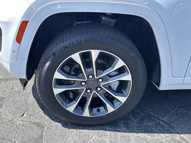 2024 Bright White Clearcoat Jeep Grand Cherokee Overland 4X4 SUV