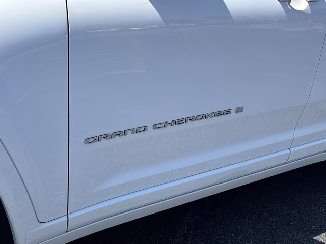 2024 Bright White Clearcoat Jeep Grand Cherokee Overland 4X4 SUV