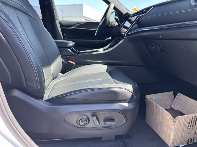 2024 Bright White Clearcoat Jeep Grand Cherokee Overland 4X4 SUV