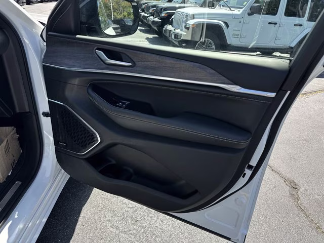 2024 Bright White Clearcoat Jeep Grand Cherokee Overland 4X4 SUV