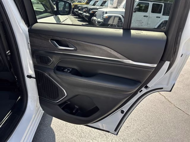 2024 Bright White Clearcoat Jeep Grand Cherokee Overland 4X4 SUV