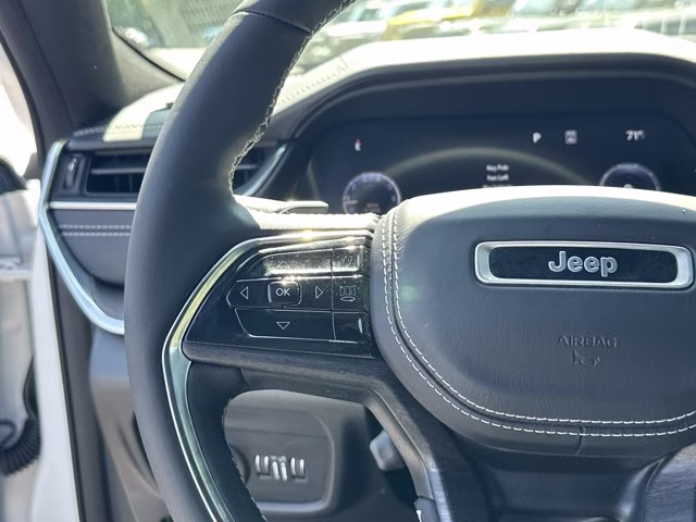 2024 Bright White Clearcoat Jeep Grand Cherokee Overland 4X4 SUV