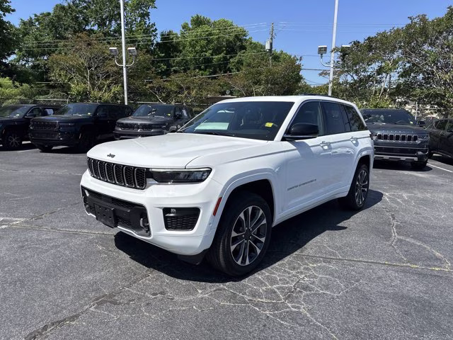 2024 Bright White Clearcoat Jeep Grand Cherokee Overland 4X4 SUV