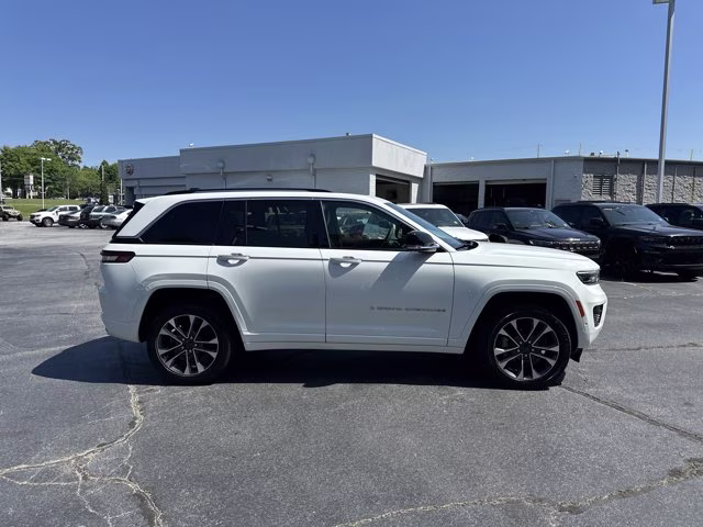 2024 Bright White Clearcoat Jeep Grand Cherokee Overland 4X4 SUV