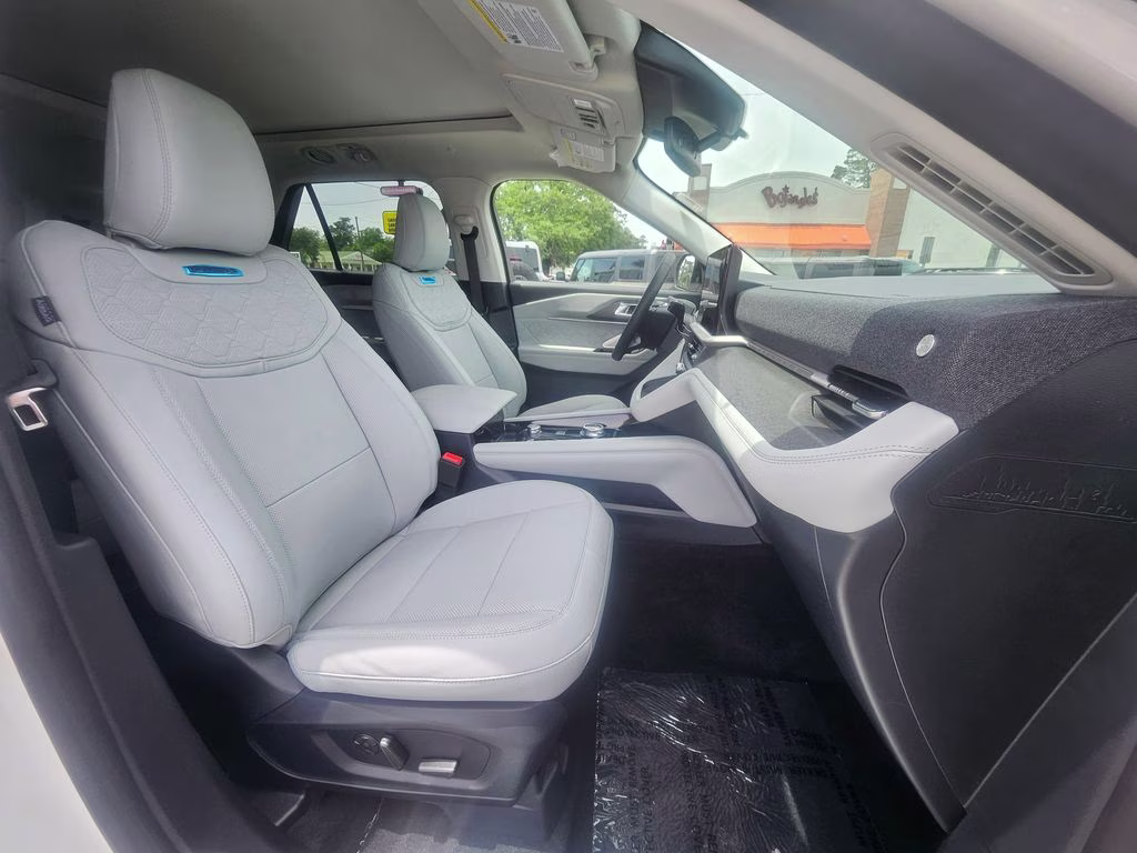 2026 Star White Metallic Tri-Coat Ford Explorer Platinum 4X4 SUV