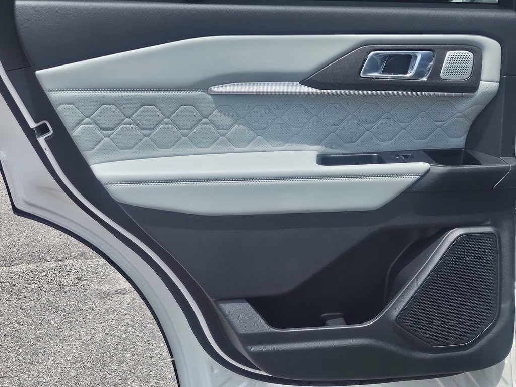 2026 Star White Metallic Tri-Coat Ford Explorer Platinum 4X4 SUV