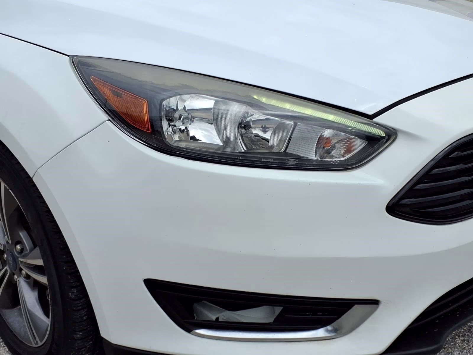 2018 Oxford White Ford Focus SE FWD Sedan