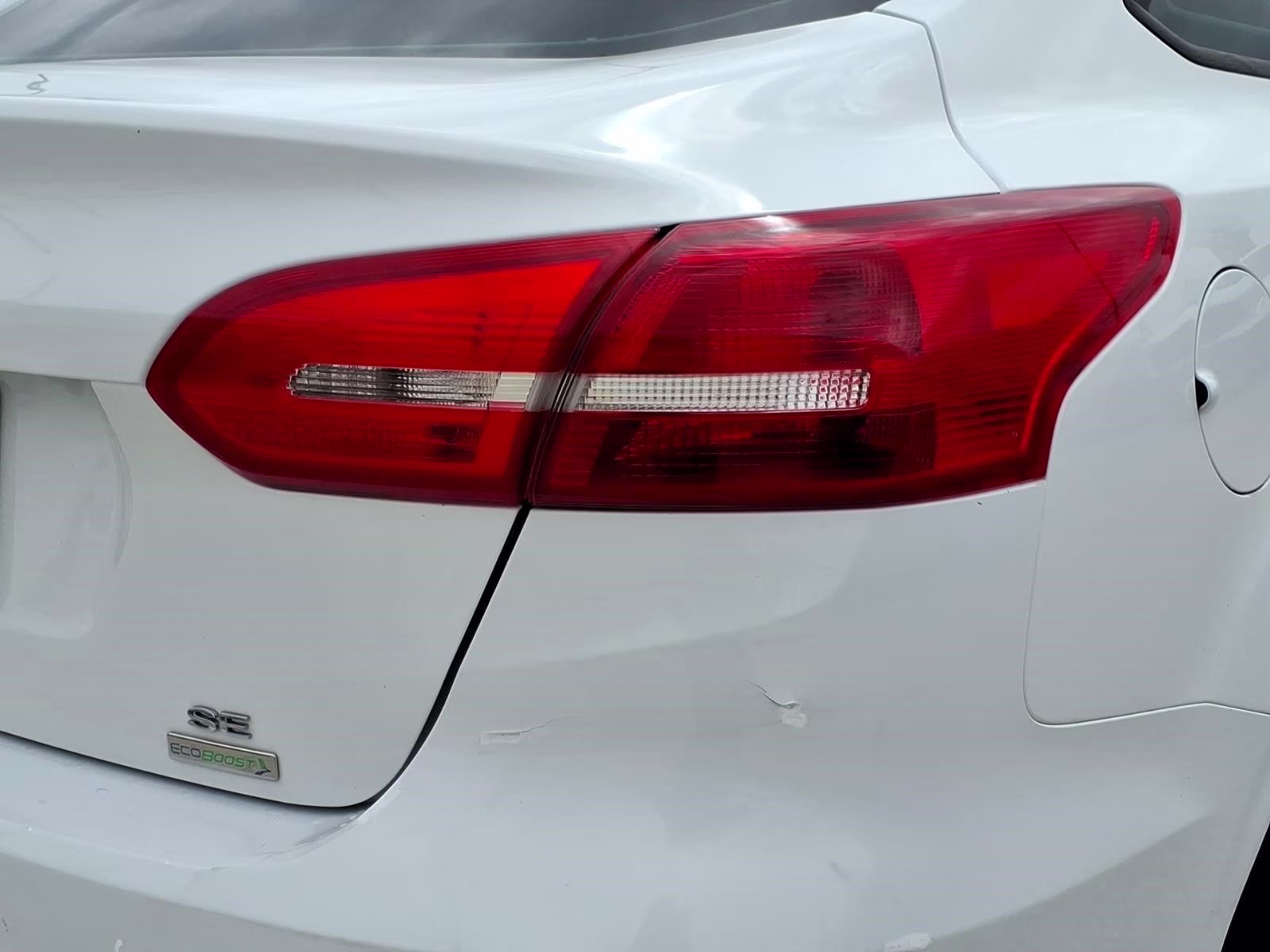2018 Oxford White Ford Focus SE FWD Sedan