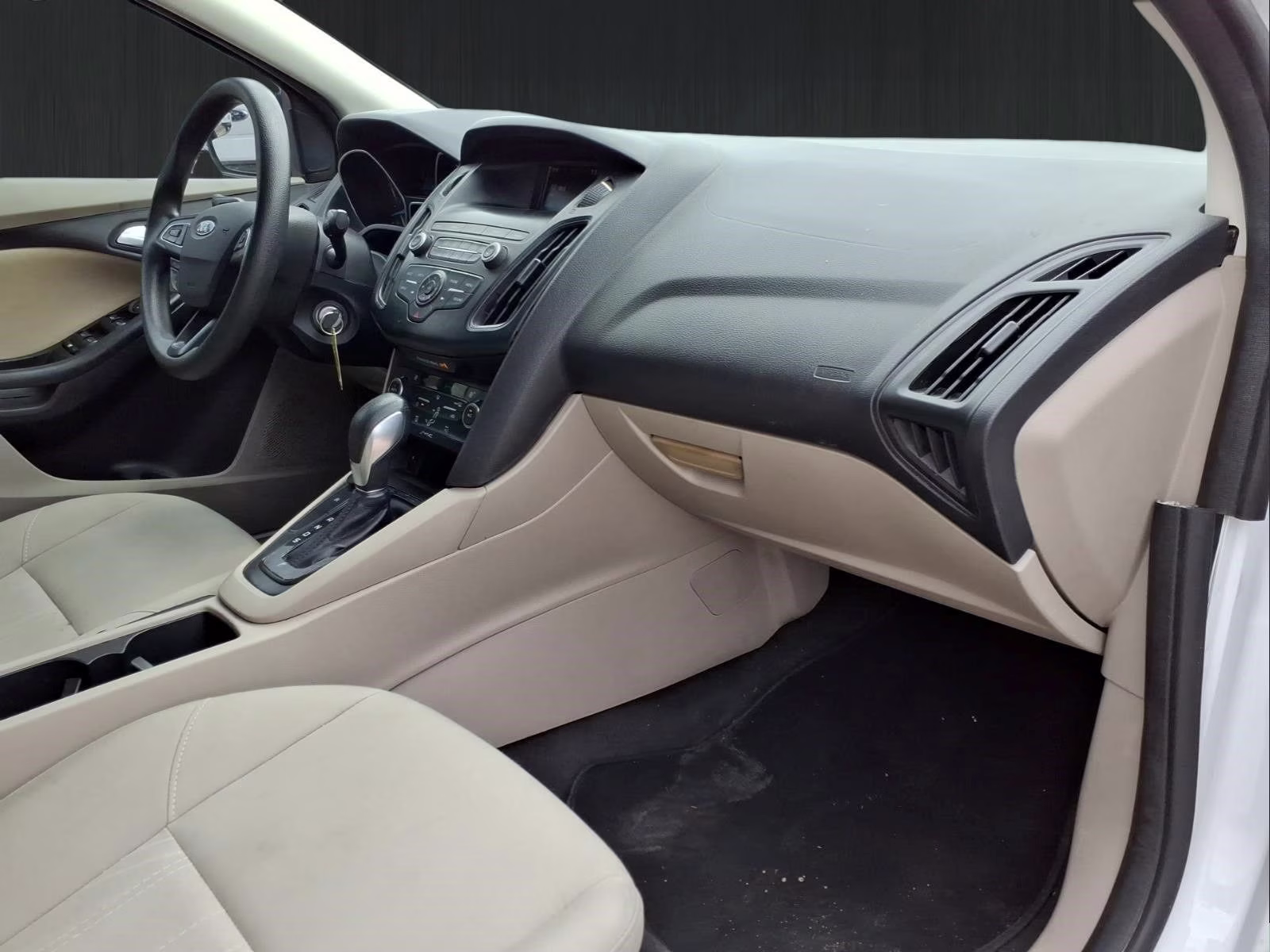 2018 Oxford White Ford Focus SE FWD Sedan