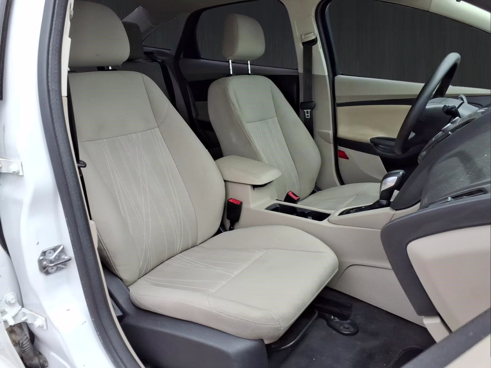 2018 Oxford White Ford Focus SE FWD Sedan