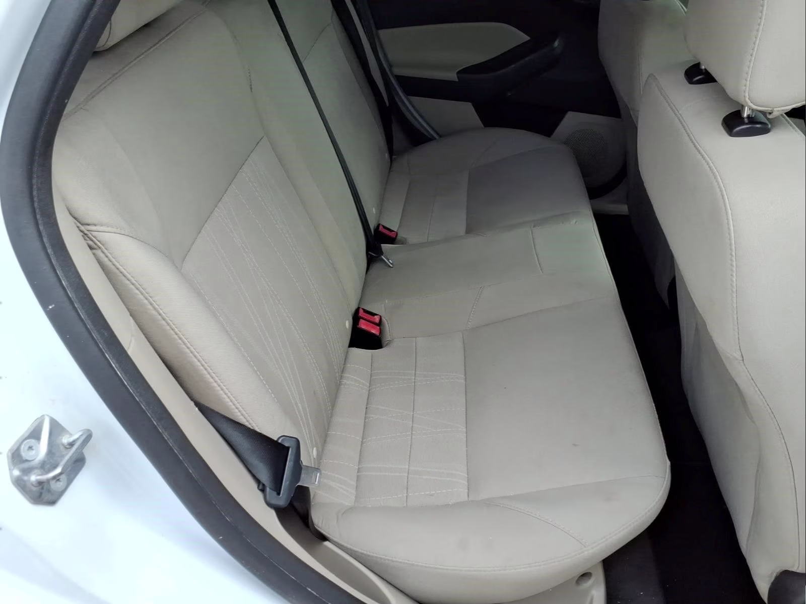 2018 Oxford White Ford Focus SE FWD Sedan
