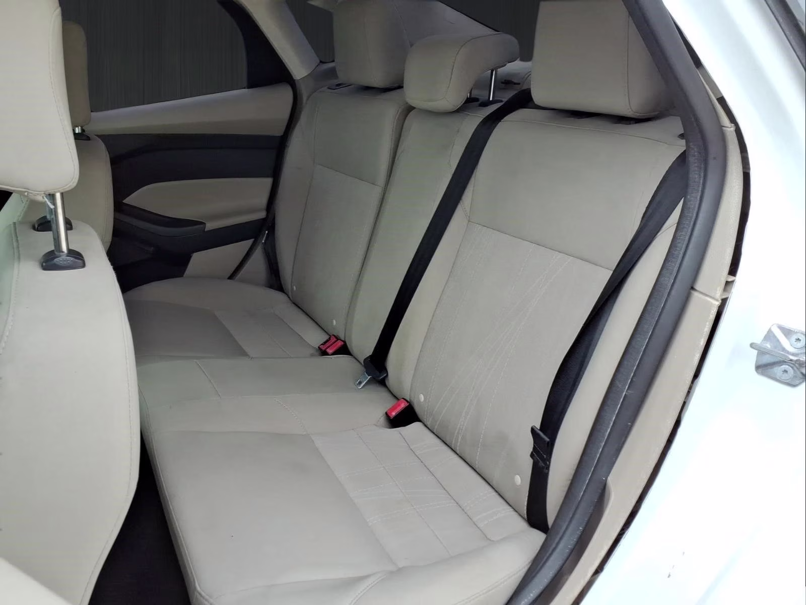 2018 Oxford White Ford Focus SE FWD Sedan