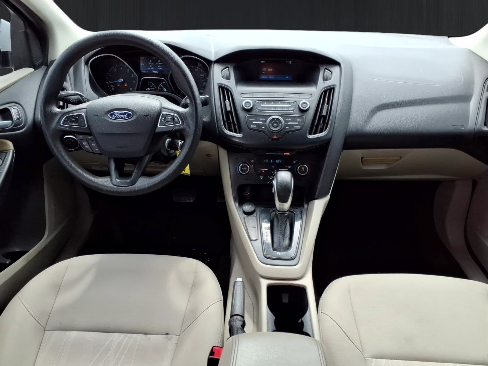 2018 Oxford White Ford Focus SE FWD Sedan
