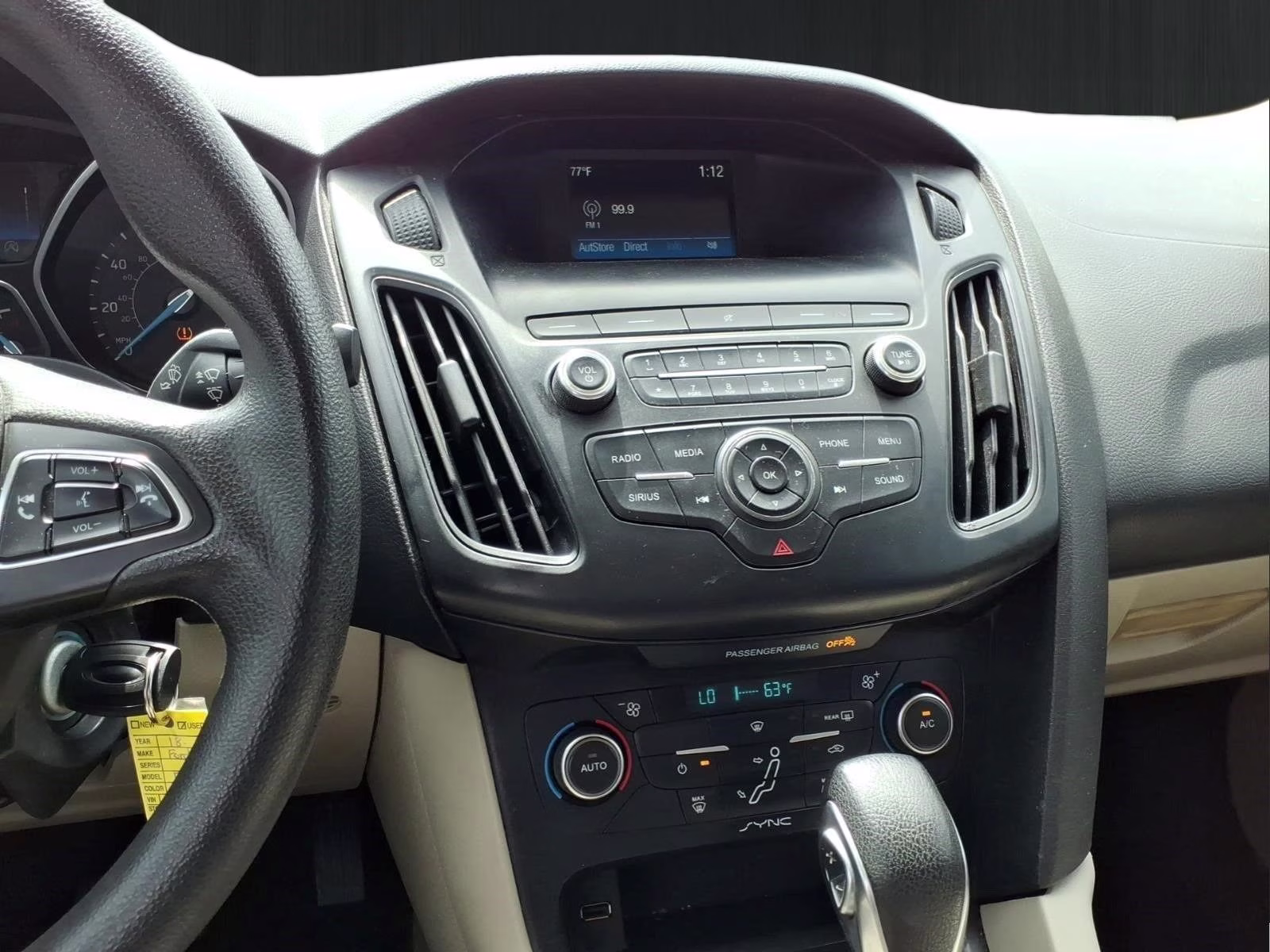 2018 Oxford White Ford Focus SE FWD Sedan