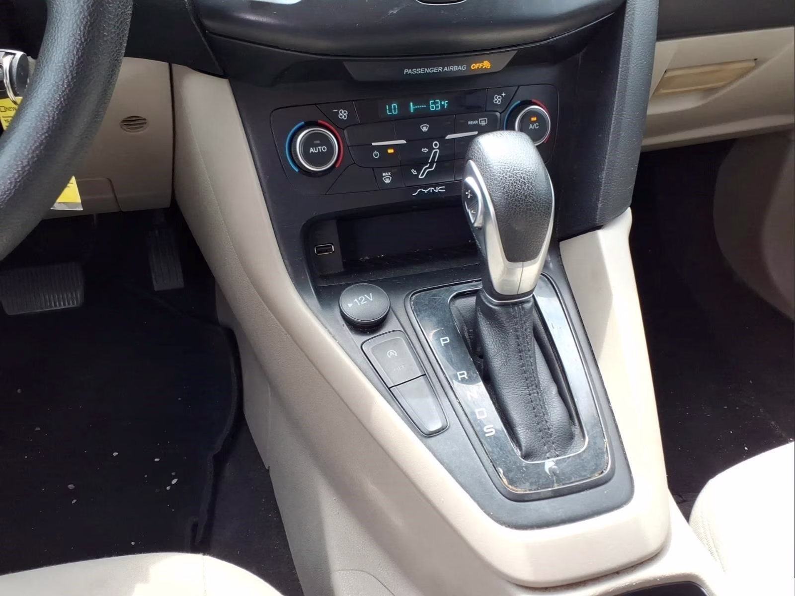 2018 Oxford White Ford Focus SE FWD Sedan
