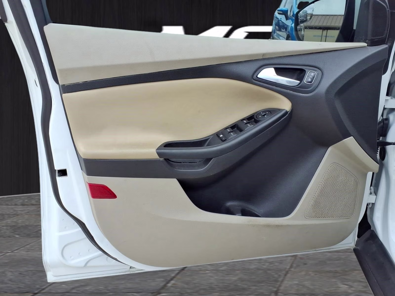2018 Oxford White Ford Focus SE FWD Sedan