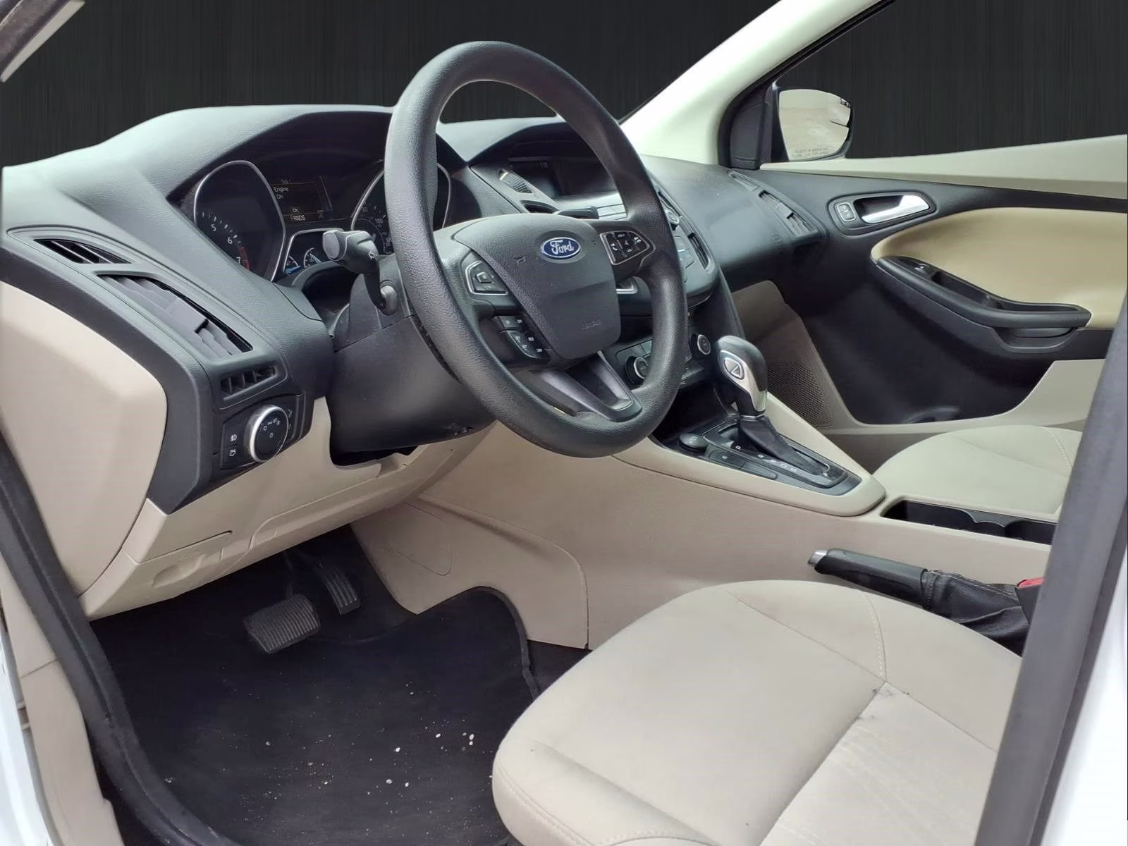 2018 Oxford White Ford Focus SE FWD Sedan