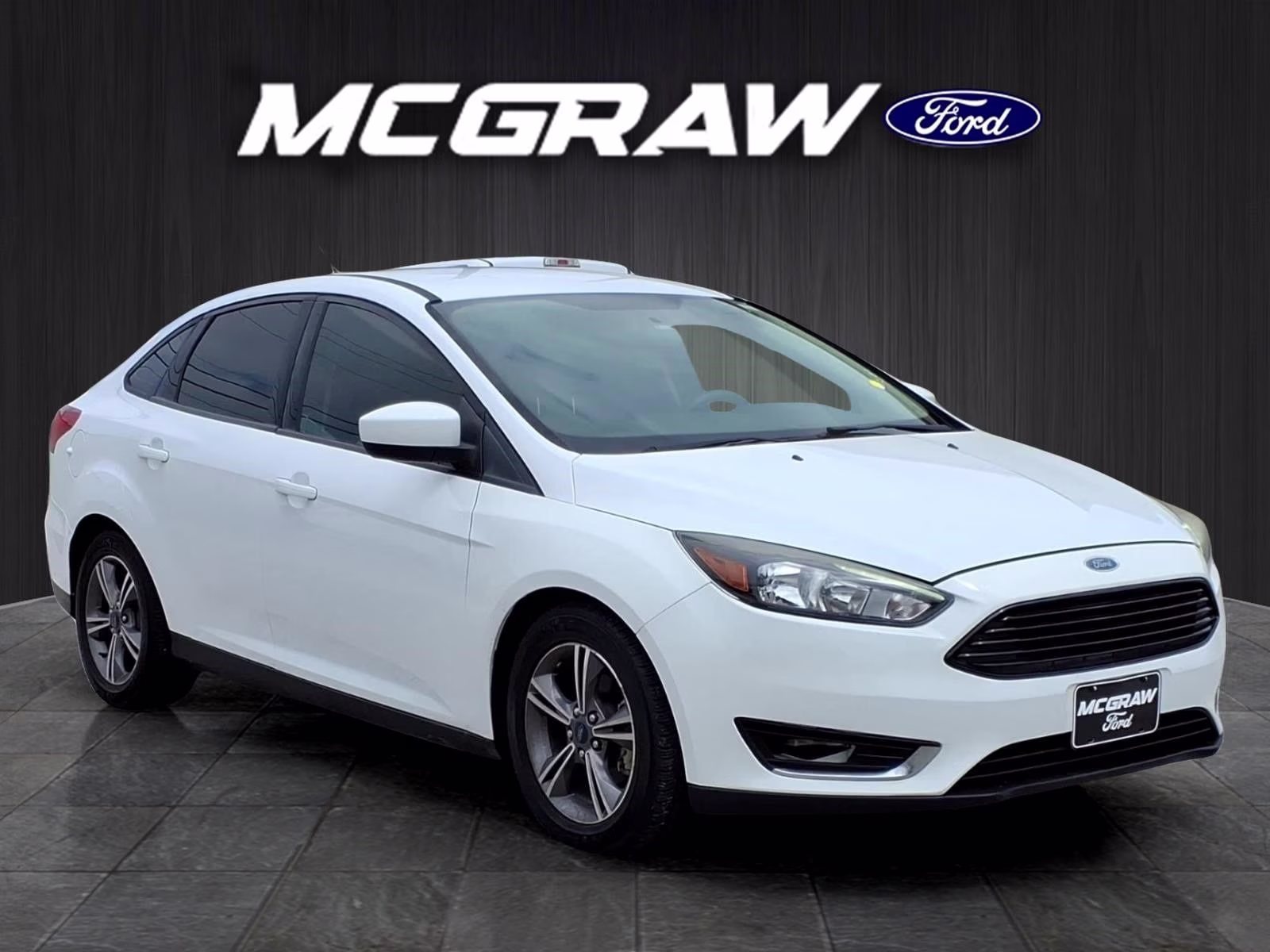 2018 Oxford White Ford Focus SE FWD Sedan
