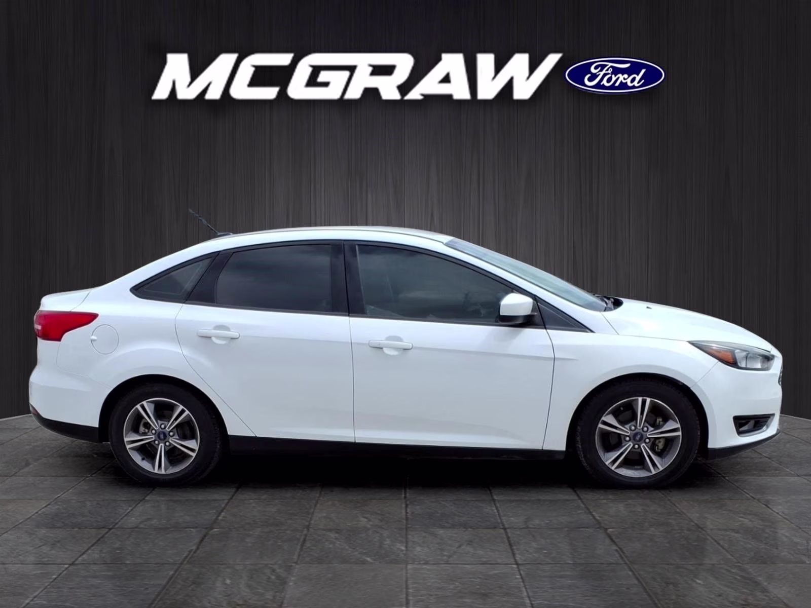 2018 Oxford White Ford Focus SE FWD Sedan