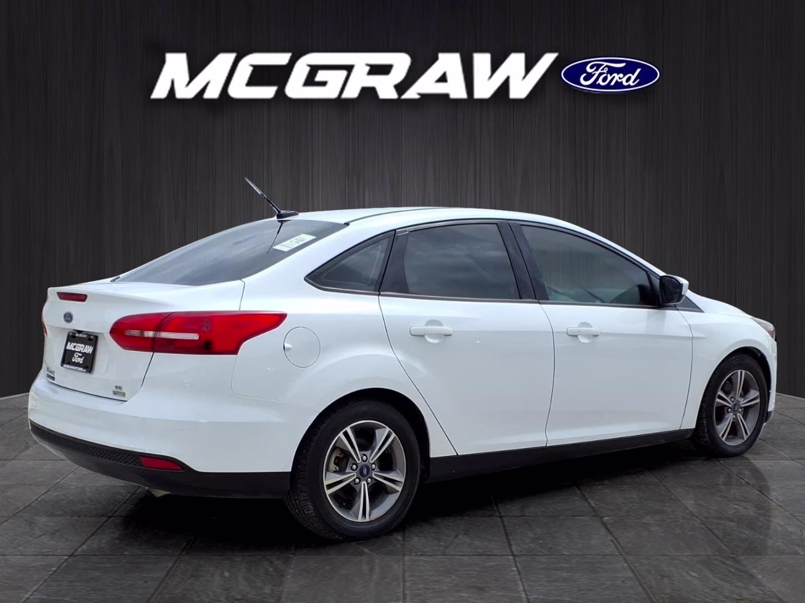 2018 Oxford White Ford Focus SE FWD Sedan