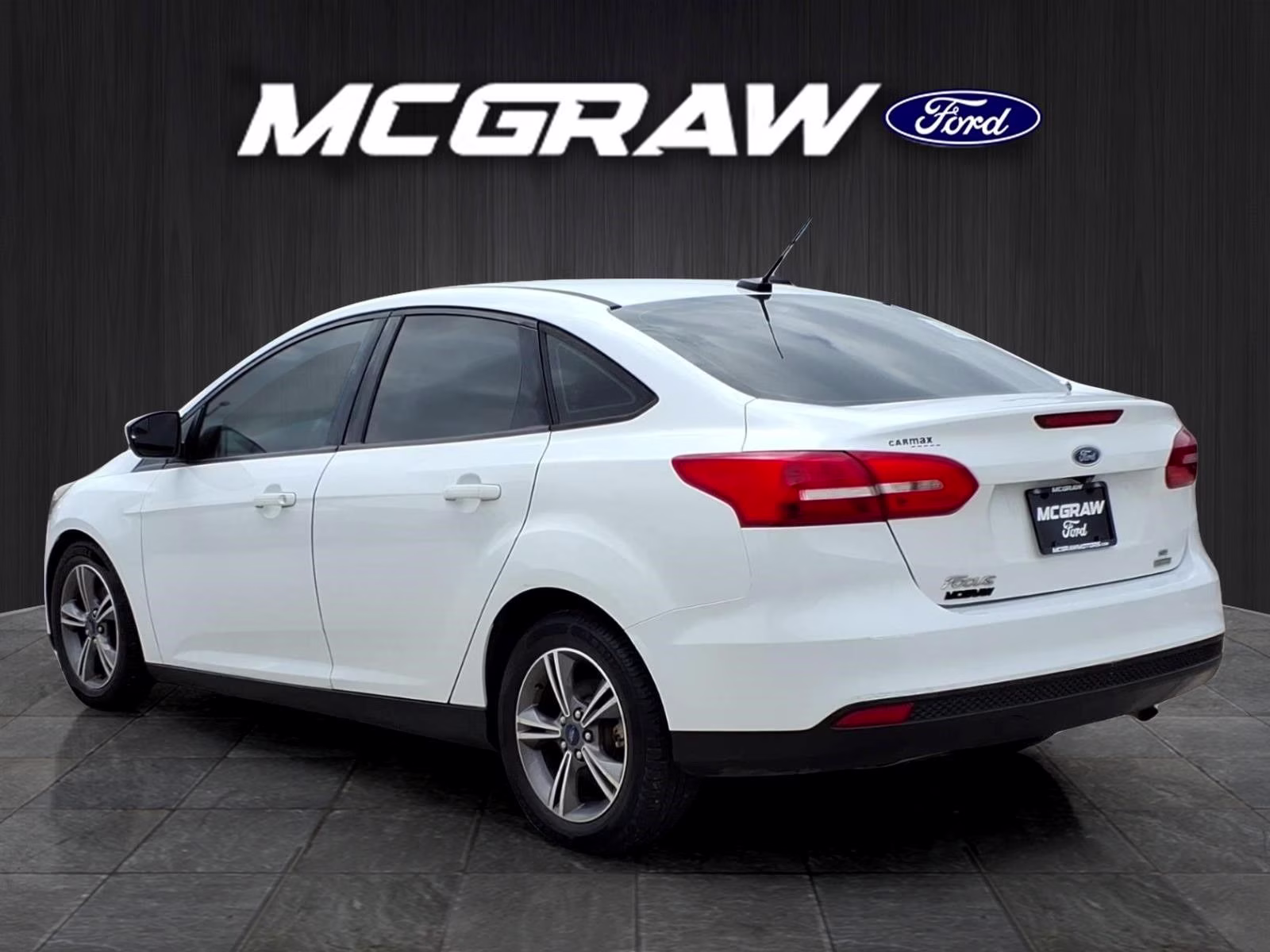 2018 Oxford White Ford Focus SE FWD Sedan