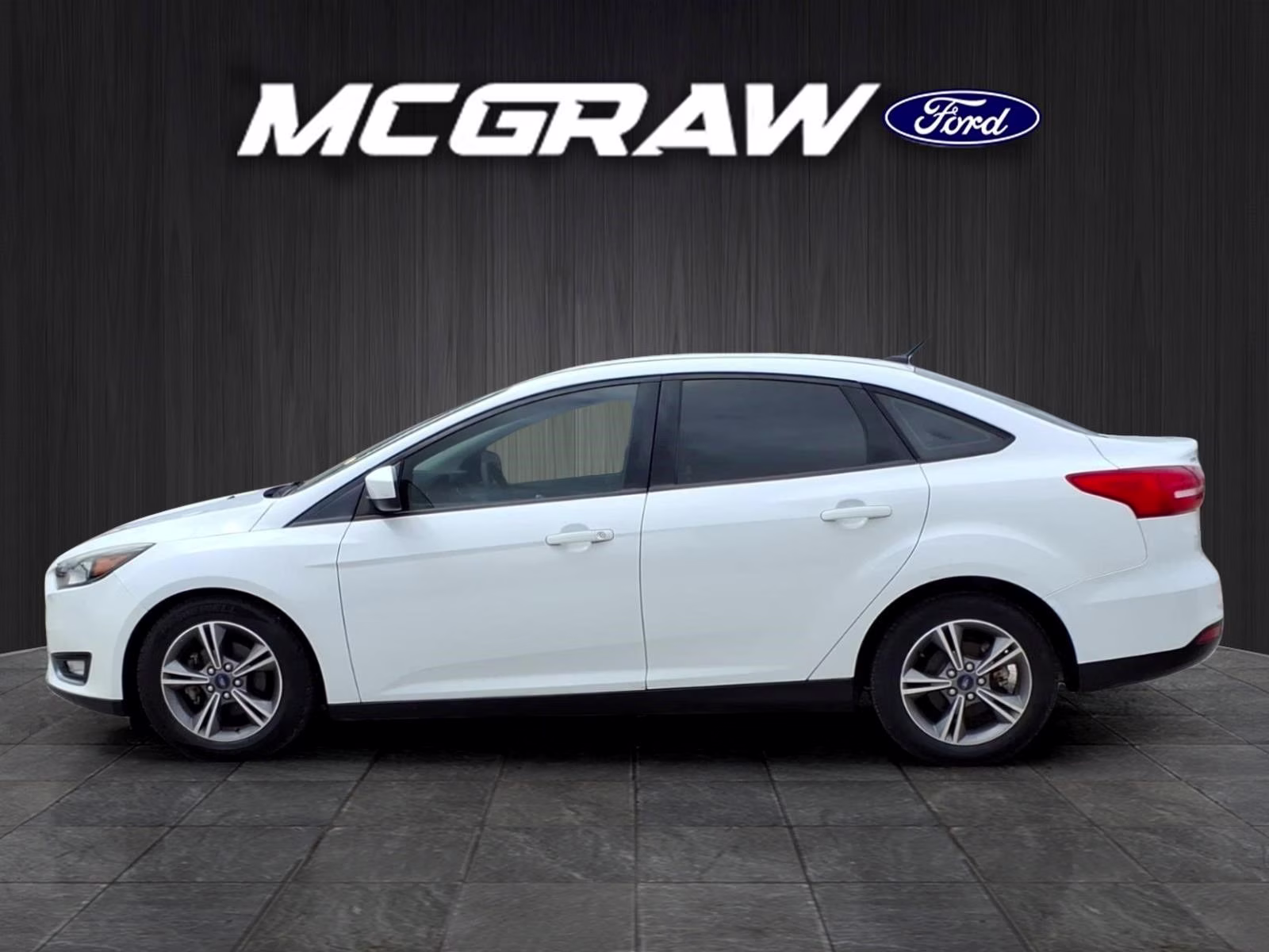 2018 Oxford White Ford Focus SE FWD Sedan
