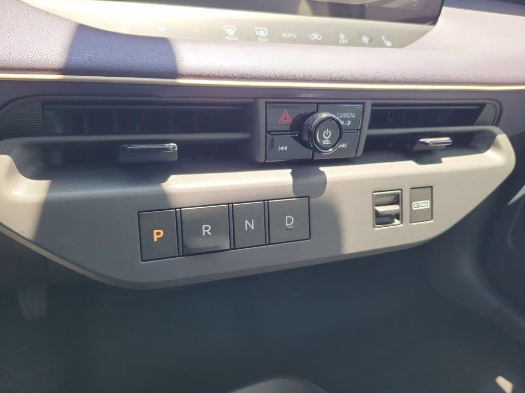 2026 Everest White Pearl/Black Nissan LEAF PLATINUM+ FWD SUV