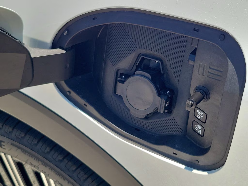 2026 Everest White Pearl/Black Nissan LEAF PLATINUM+ FWD SUV
