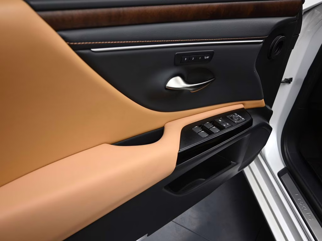 2024 White Pearl Lexus ES 250 AWD Sedan