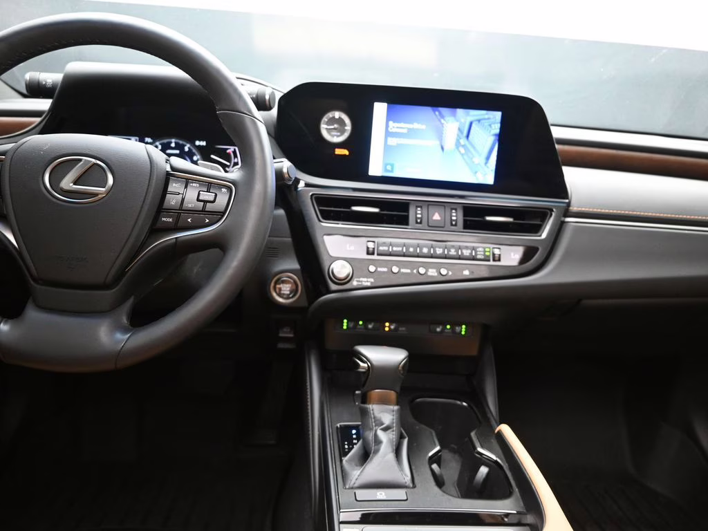 2024 White Pearl Lexus ES 250 AWD Sedan