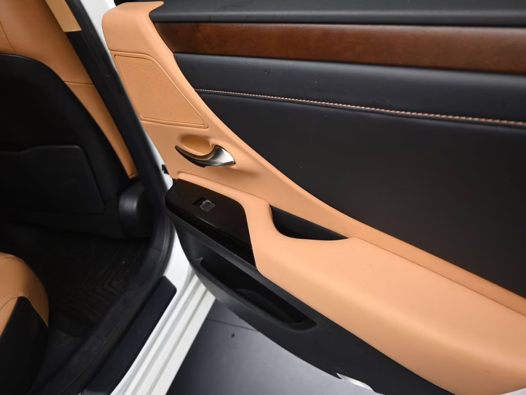 2024 White Pearl Lexus ES 250 AWD Sedan