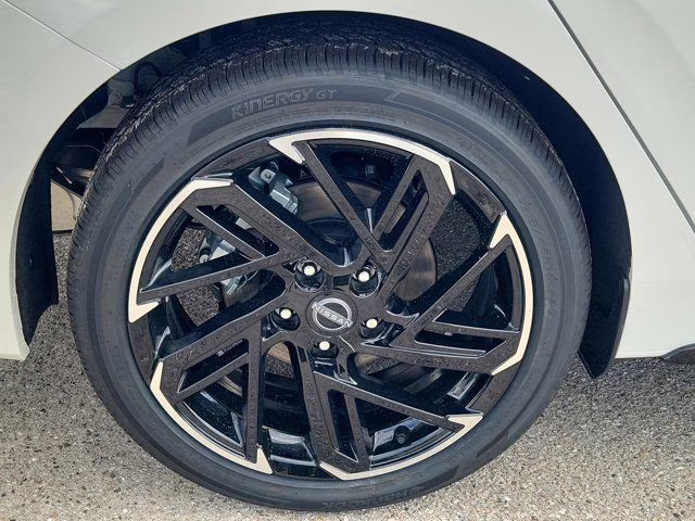 2026 Aspen White/Super Black Nissan Sentra SR FWD Sedan