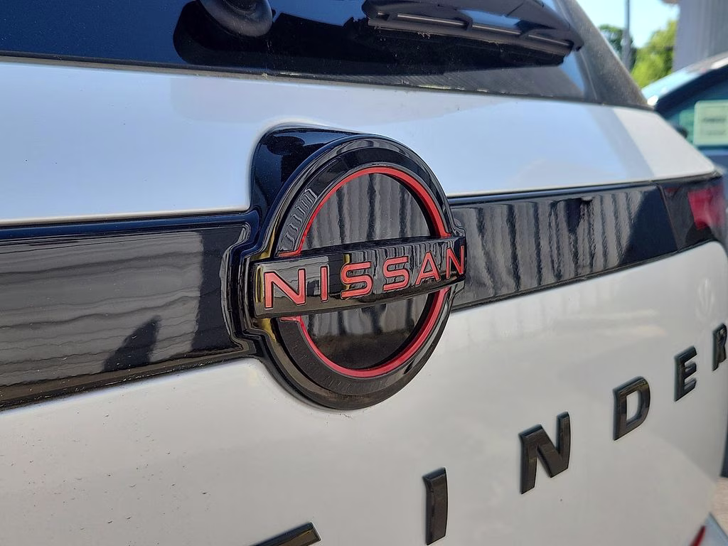2026 Everest White Pearl/Black Nissan Pathfinder Rock Creek 4X4 SUV