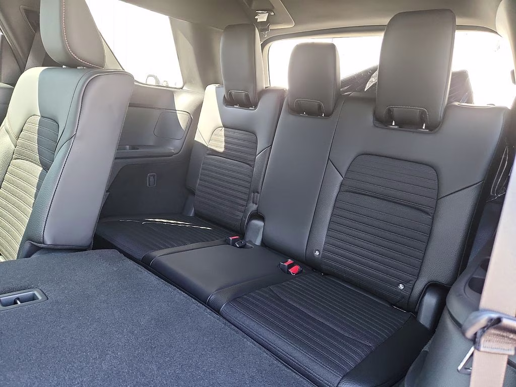 2026 Everest White Pearl/Black Nissan Pathfinder Rock Creek 4X4 SUV