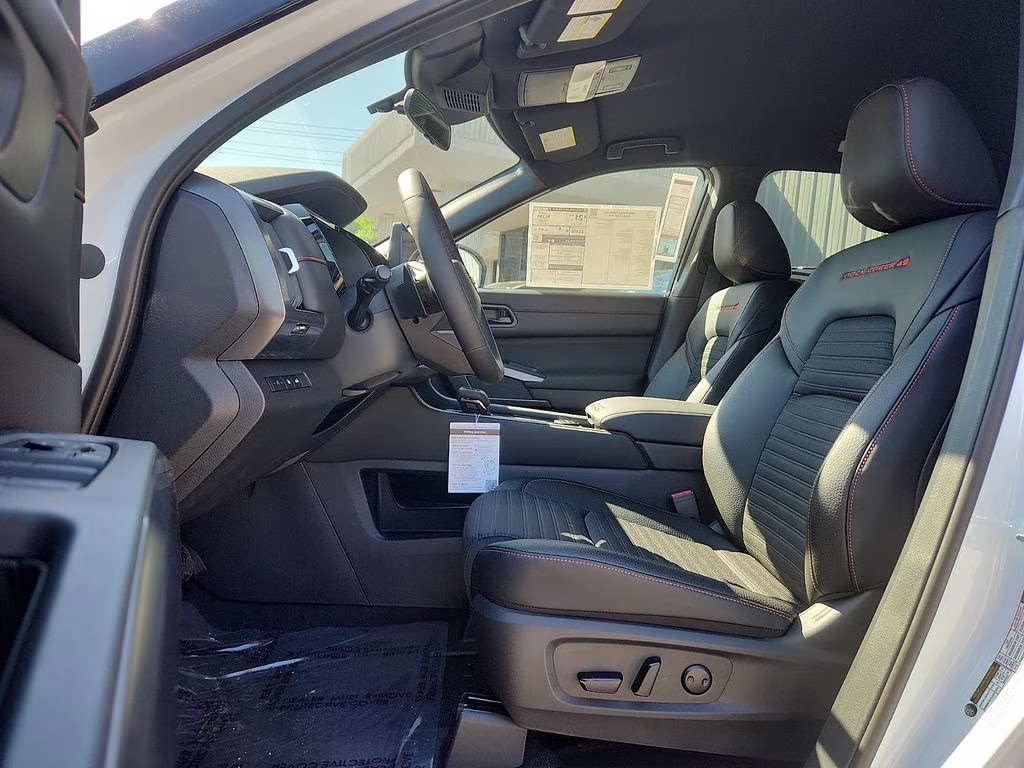 2026 Everest White Pearl/Black Nissan Pathfinder Rock Creek 4X4 SUV